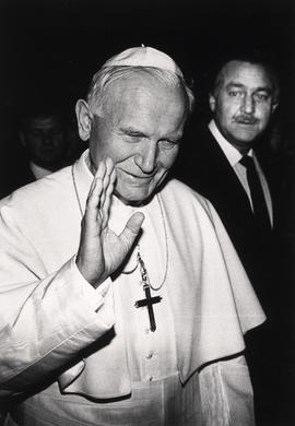 Pope John Paul II leaves Jan Smuts Airport after bad weather forced his plane to land