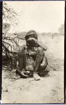 A Bushman woman sitting, Nossop
